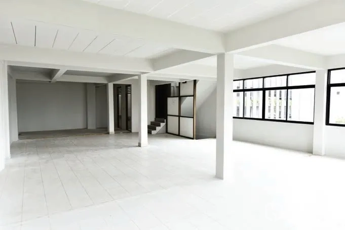 อาคารพาณิชย์ ให้เช่าในWatthana, Bangkok - มุมชั้นที่สว่างด้วยหน้าต่างกริด พร้อมผังเปิดโล่ง