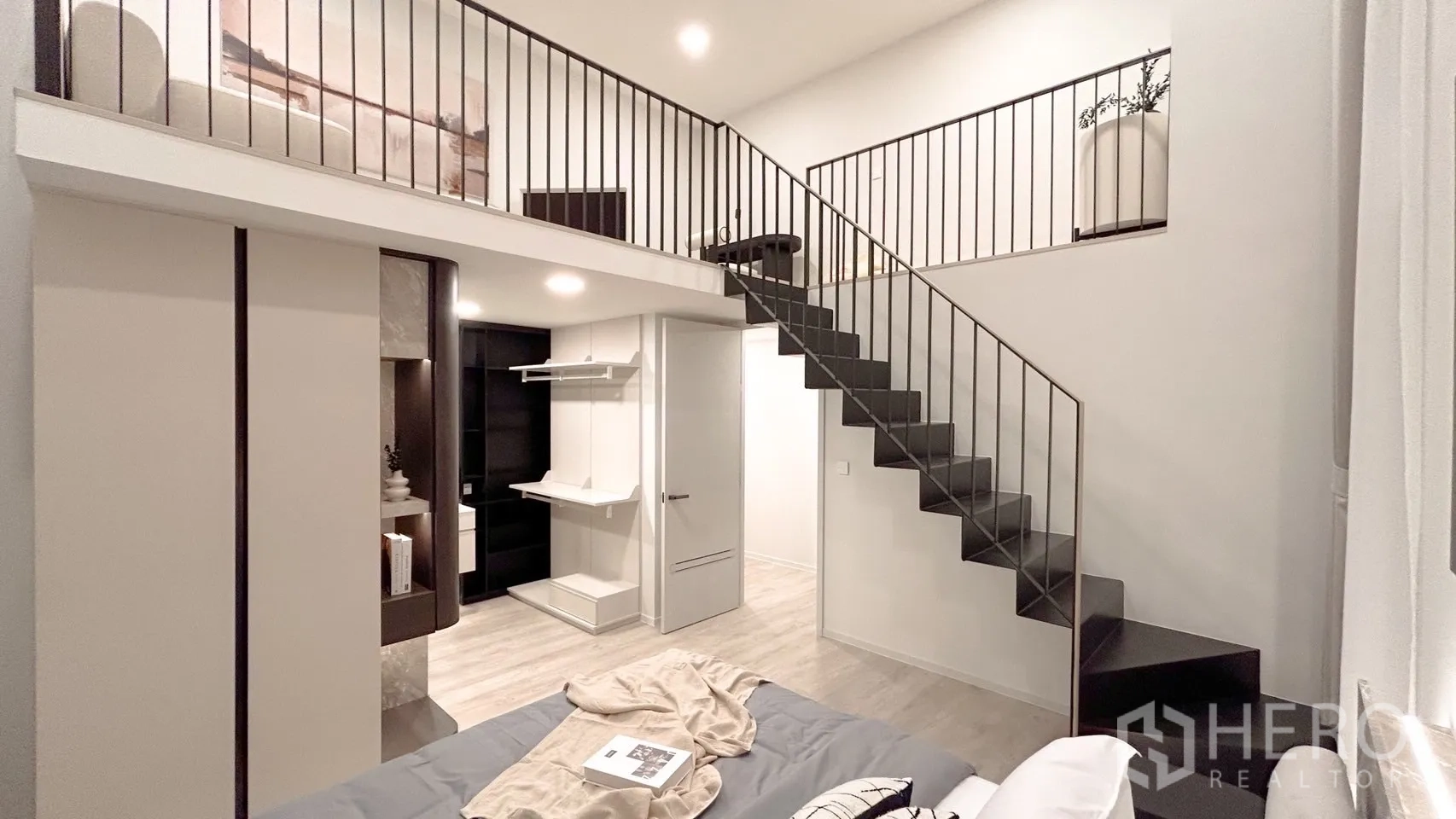 独立式住宅 出租在Saphan Sung, Bangkok - 阁楼俯瞰卧室，栏杆、衣柜与学习区。