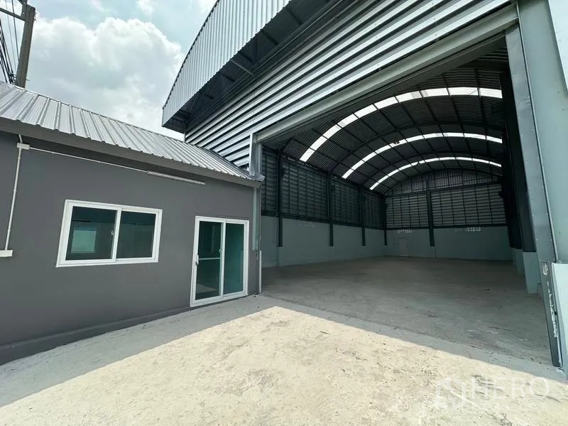 工厂 出租在Pak Kret, Nonthaburi - 办公室单元靠近仓库入口，带玻璃门与窗