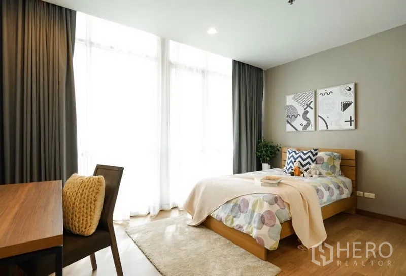 คอนโด ให้เช่าในWatthana, Bangkok - ห้องนอนรองเตียงเดี่ยว โต๊ะทำงาน หน้าต่างบานใหญ่ และพรมขนนุ่ม