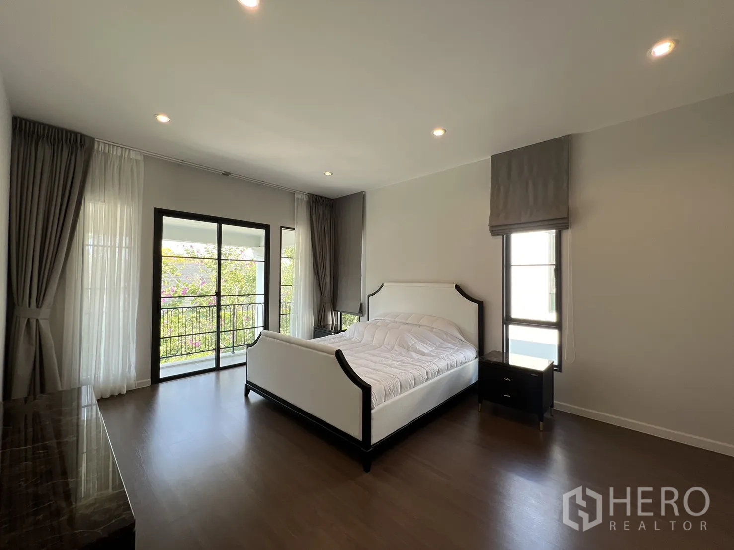 บ้านเดี่ยว for rent in Bang Phli, Samut Prakan - ห้องนอนสว่างติดระเบียง พื้นไม้และหน้าต่างบานใหญ่