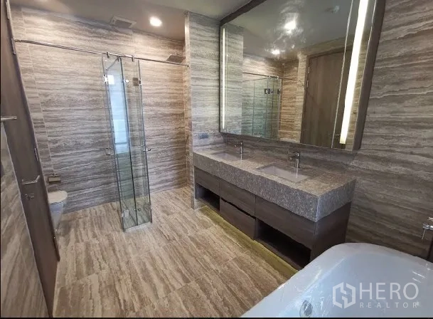 คอนโด ให้เช่าในWatthana, Bangkok - ห้องน้ำมาสเตอร์กว้าง เคาน์เตอร์อ่างคู่ ตู้ shower กระจก และผิวงานหิน