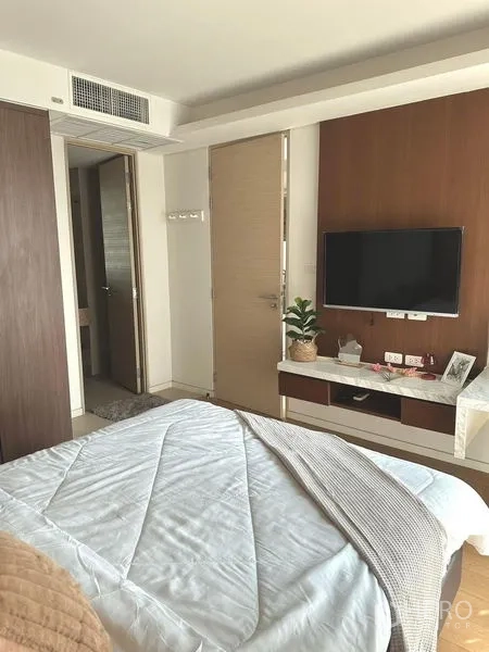 公寓 出租 - 卧室内置电视柜，木质饰面与套内门