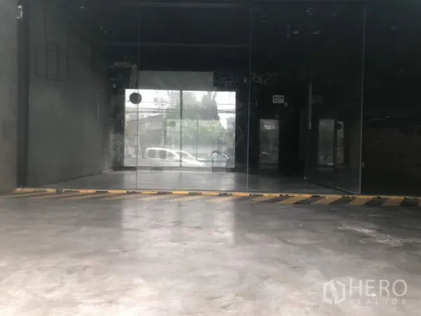 零售空间 出租在Khlong Toei, Bangkok - 玻璃正门带坡道与街景视野，便于装卸和顾客出入。