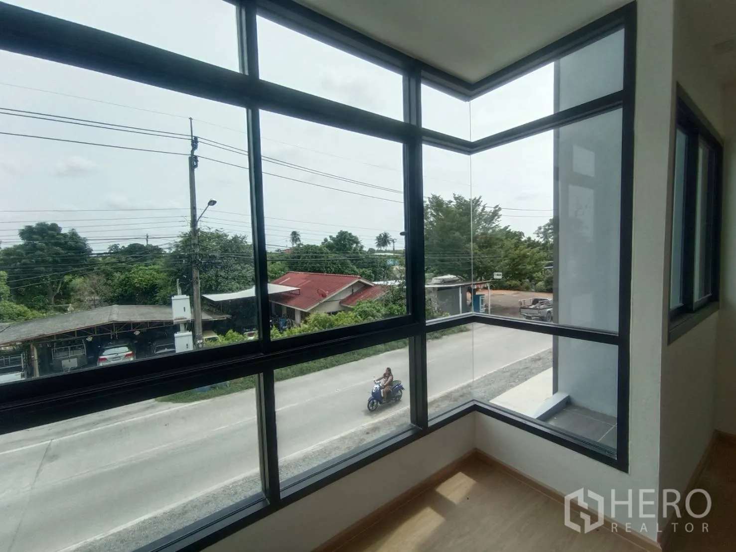 สำนักงานที่บ้าน ขายในBang Yai, Nonthaburi - ภาพใกล้มุมกระจก แสดงวิวถนนและชุมชนโดยรอบ