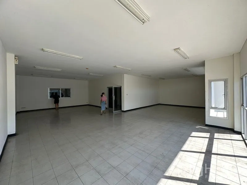工厂 出租在Si Racha, Chon Buri - 大型办公室房间，双侧窗户采光充足。