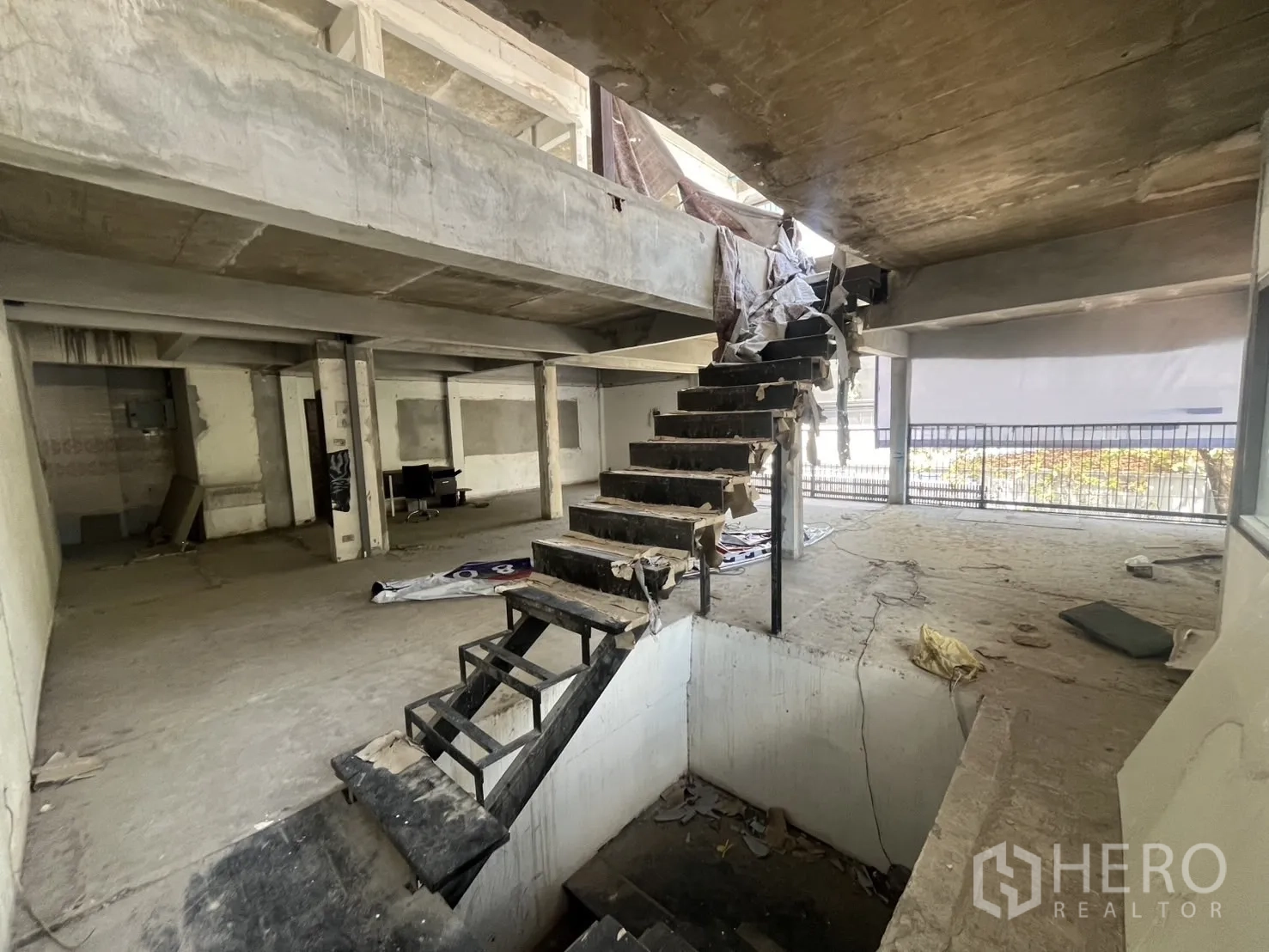 พื้นที่ขายปลีก ให้เช่าในWatthana, Bangkok - ชั้นโอเพ่นแปลนกว้าง เสาคอนกรีตและทางขึ้นบันได เหมาะทำร้านค้า