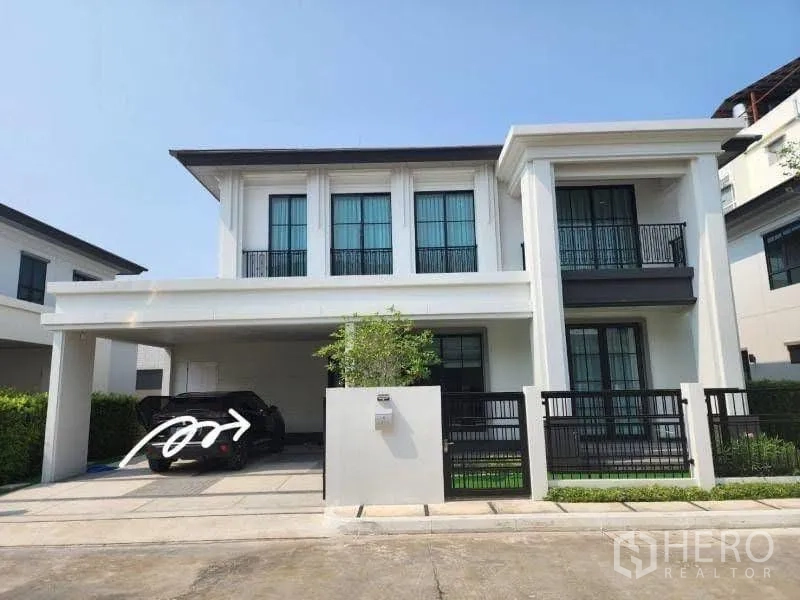 บ้านเดี่ยว for rent or sale in Bang Phli, Samut Prakan - หน้าบ้านสองชั้นสไตล์โมเดิร์น พร้อมระเบียงและรั้วหน้าบ้าน