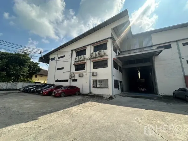 คลังสินค้า ให้เช่าในSuan Luang, Bangkok - อาคารสำนักงาน 3 ชั้นเชื่อมโกดังเพดานสูง พร้อมลานจอดและจุดขนถ่ายสินค้า