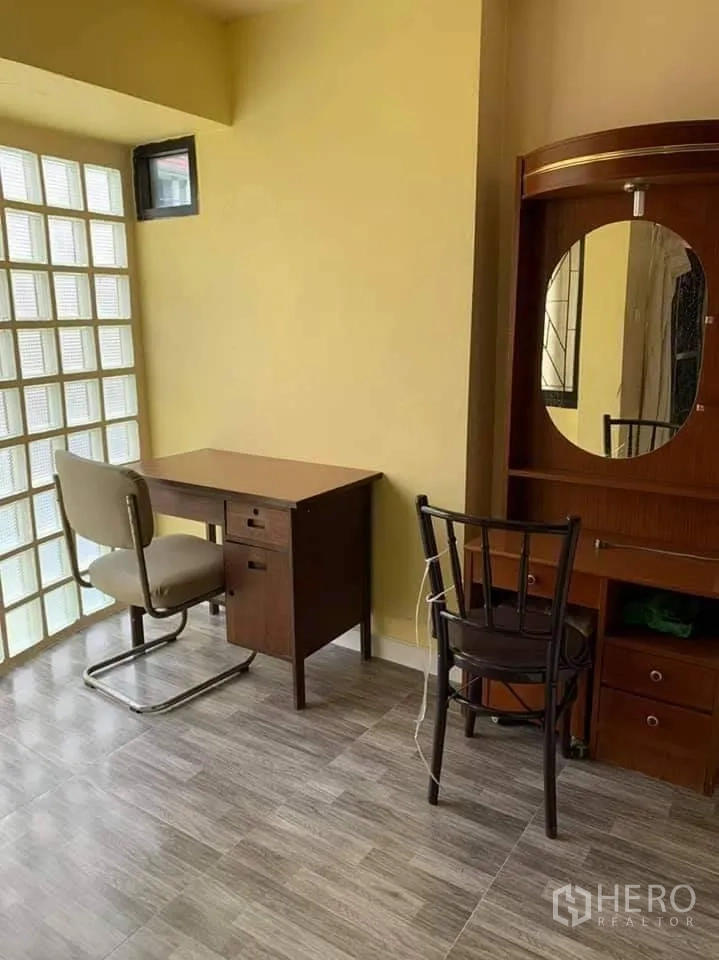 ทาวน์เฮาส์ ให้เช่าในPhra Khanong, Bangkok - มุมทำงานและโต๊ะเครื่องแป้งไม้ ข้างผนังกระจกบล็อกดีไซน์