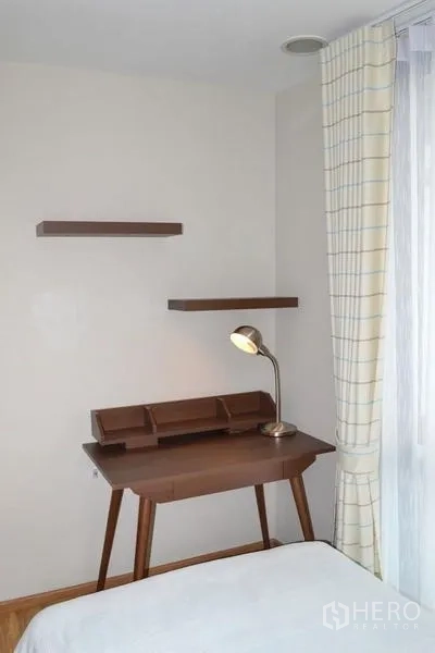 คอนโด ให้เช่าในPhaya Thai, Bangkok - โต๊ะทำงานไม้พร้อมโคมไฟ และชั้นลอยติดผนังข้างหน้าต่าง