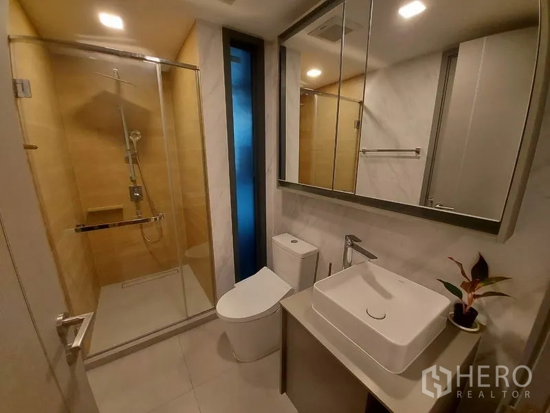 คอนโด ให้เช่าหรือขายในWatthana, Bangkok - ห้องน้ำสไตล์โมเดิร์น มีตู้กระจก อ่างล้างหน้า และห้องอาบน้ำกระจก