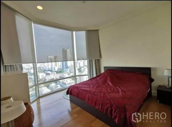 คอนโด ให้เช่าในWatthana, Bangkok - ห้องนอนมุมกระจกเต็มบาน พร้อมวิวสกายไลน์กรุงเทพฯ