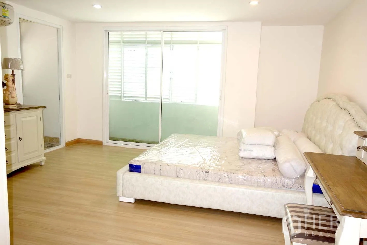 คอนโด ให้เช่าหรือขายในWatthana, Bangkok - ห้องนอนหลักพร้อมประตูกระจกบานเลื่อนออกสู่ระเบียงปิด และทางเข้าห้องน้ำในตัว
