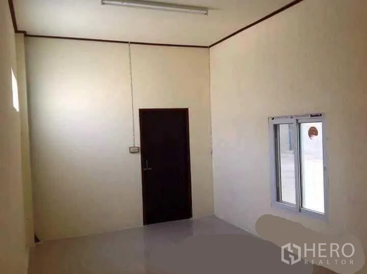 工厂 出租在Mueang Nakhon Pathom, Nakhon Pathom - 厂内办公室，白色墙面，滑窗与深色门。