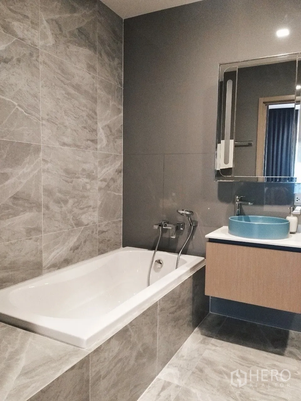 公寓 for rent in Watthana, Bangkok - 现代卫浴，内置浴缸、壁装龙头与蓝色台上盆梳妆台。