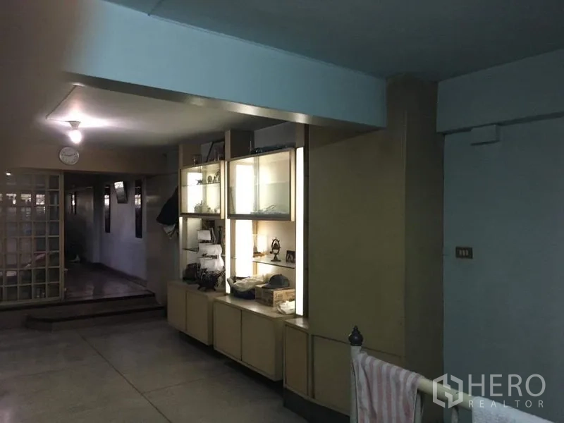 อาคารพาณิชย์ ให้เช่าในPhra Khanong, Bangkok - โถงทางเดินมีตู้โชว์บิวท์อินแบบส่องไฟ และฉากกั้นกระจกบานเลื่อน