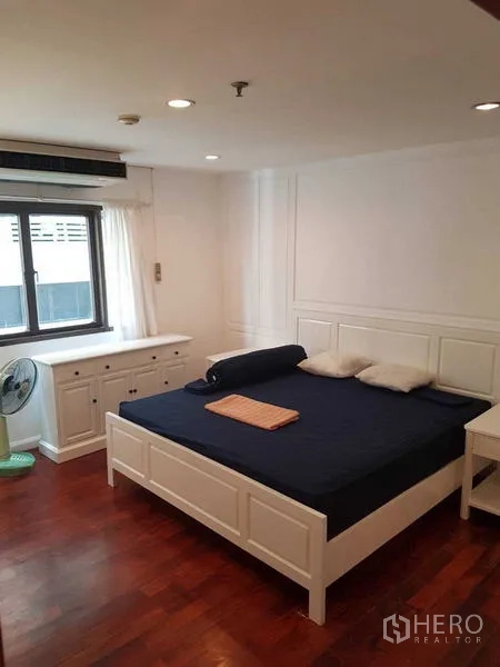 คอนโด ให้เช่าในWatthana, Bangkok - ห้องนอนใหญ่ เตียงสีขาว พื้นไม้ ไฟดาวน์ไลท์ และหน้าต่าง