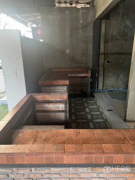 零售空间 出租在Watthana, Bangkok - 内置砖吧台与铺砖作业区，适合咖啡或吧台使用