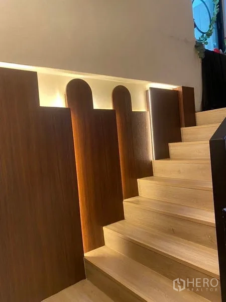 อาคารพาณิชย์ ให้เช่า - บันไดไม้พร้อมไฟแถบ LED และแผงผนังตกแต่ง