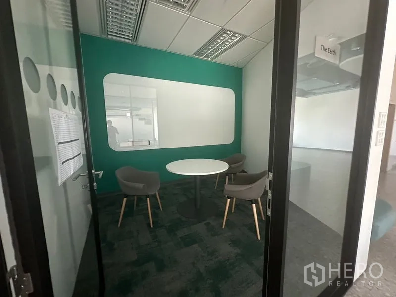สำนักงาน ให้เช่าในRatchathewi, Bangkok - ห้องประชุมขนาดกะทัดรัด โต๊ะกลม ผนังสีเขียว