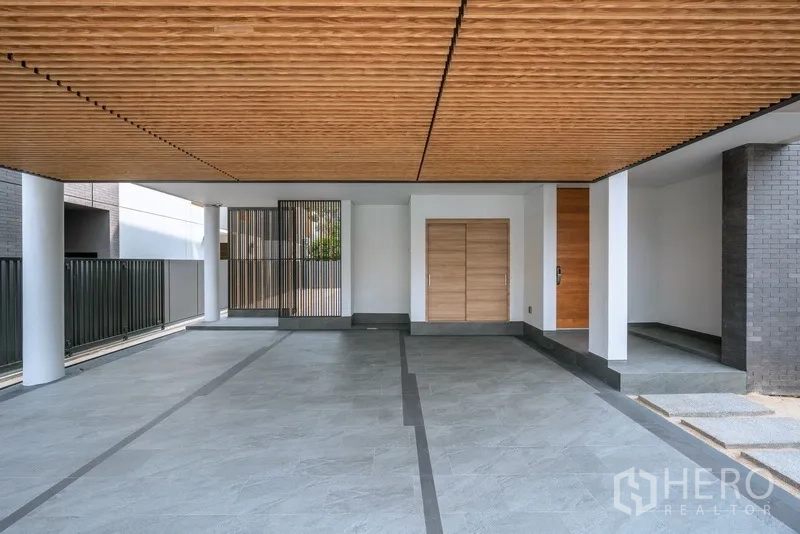 บ้าน ให้เช่าหรือขายในYan Nawa, Bangkok - ที่จอดรถในร่มเพดานไม้ระแนง พื้นกระเบื้องกว้างขวาง