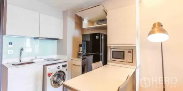 คอนโด ให้เช่าหรือขายในWatthana, Bangkok - ครัวขนาดกะทัดรัดพร้อมซิงก์ เครื่องซักผ้า ตู้เย็น และไมโครเวฟบิลท์อิน