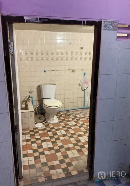Warehouse for rent in Sai Noi, Nonthaburi - Bathroom with checkered tile floor and cream wall tiles.