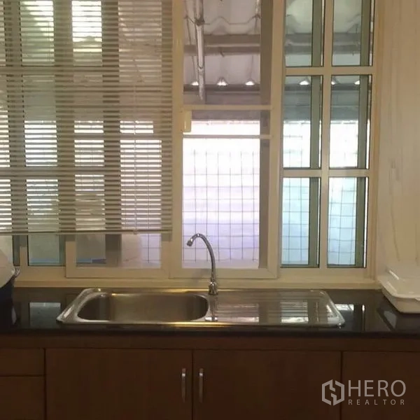 ทาวน์เฮาส์ ให้เช่าในBang Kapi, Bangkok - อ่างล้างจานใต้หน้าต่างบานใหญ่ มีมู่ลี่และท็อปหินแกรนิตสีเข้ม