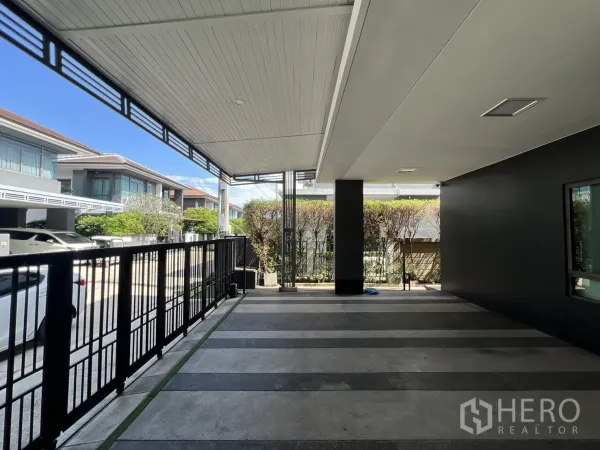 独立式住宅 出售在Bang Kapi, Bangkok - 车库望向宁静社区街道与邻里住宅。