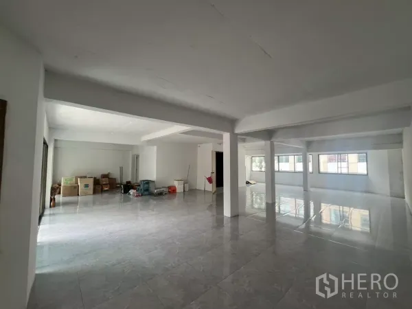 零售空间 出租在Pathum Wan, Bangkok - 采光充足的零售楼层，宽窗与靠墙堆放的纸箱