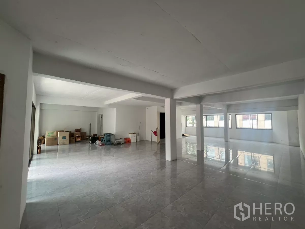 零售空间 出租在Pathum Wan, Bangkok - 采光充足的零售楼层，宽窗与靠墙堆放的纸箱