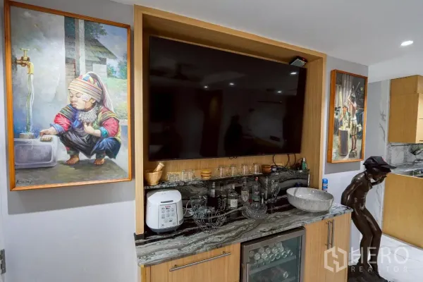 คอนโด ให้เช่าในPathum Wan, Bangkok - ผนังทีวีบิลท์อินพร้อมเคาน์เตอร์บาร์หินอ่อน ตู้เก็บแก้ว และงานศิลปะตกแต่ง