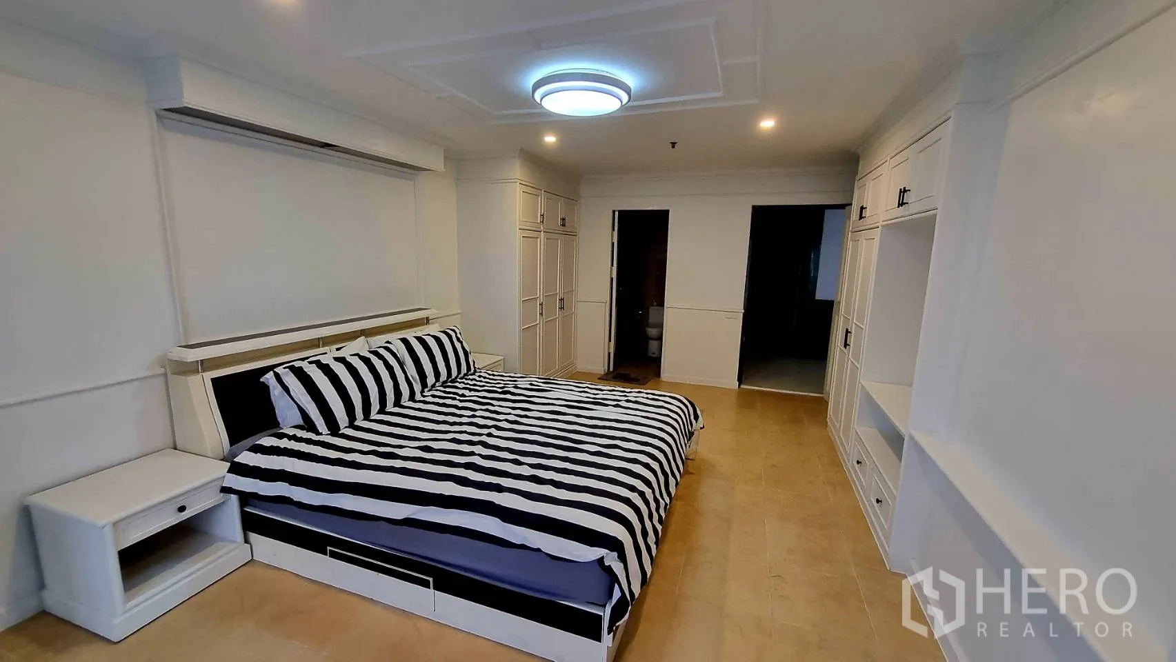 公寓 出租在Watthana, Bangkok - 浴室设浴缸，棕色大理石纹墙砖。