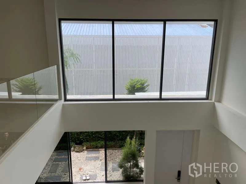 สำนักงานที่บ้าน ให้เช่าในDon Mueang, Bangkok - มุมมองจากชั้นบน เห็นคอร์ทยาร์ดและสวนภายใน