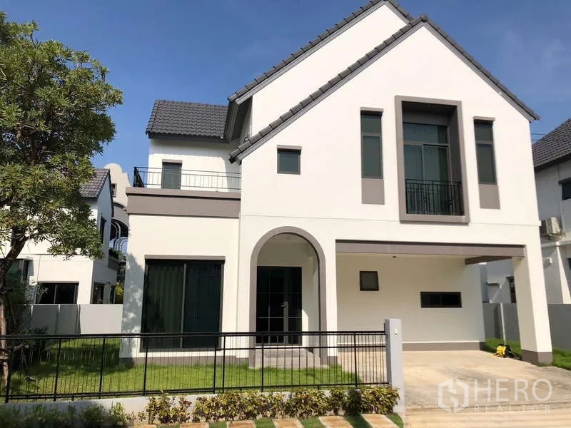 บ้าน ขายในBang Sao Thong, Samut Prakan - หน้าบ้านสไตล์ร่วมสมัย ซุ้มโค้ง โรงจอดรถ และสนามหญ้าจัดสวน