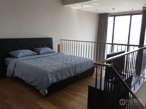 คอนโด ให้เช่าในKhlong Toei, Bangkok - ห้องนอนลอฟต์กว้าง เตียงคิงไซซ์ ราวกั้น และหน้าต่างบานใหญ่