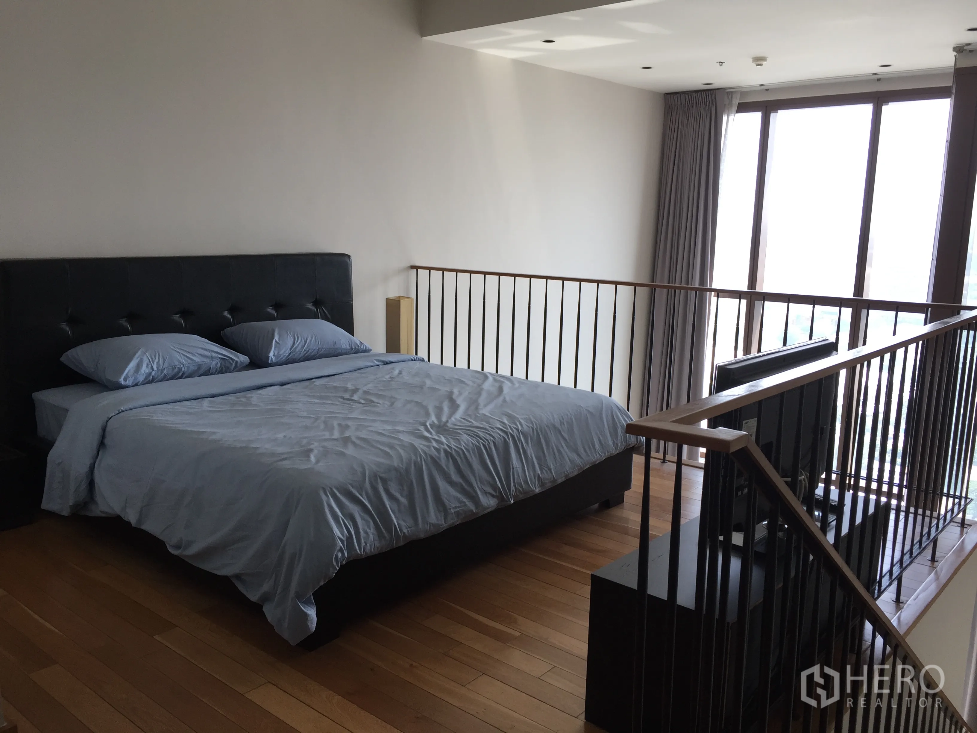 คอนโด ให้เช่าในKhlong Toei, Bangkok - ห้องนอนลอฟต์กว้าง เตียงคิงไซซ์ ราวกั้น และหน้าต่างบานใหญ่