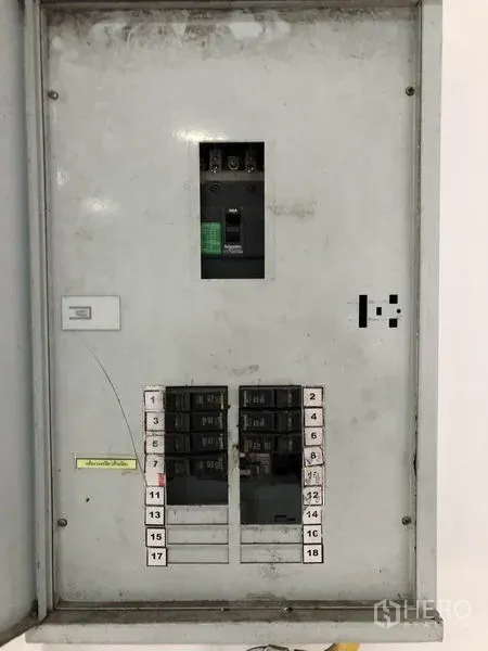 货栈 出租在Pak Kret, Nonthaburi - 仓库内的电闸配电箱。