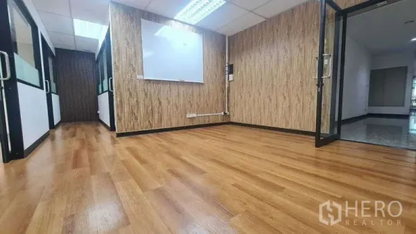 สำนักงาน ให้เช่าในKhlong Toei, Bangkok - โถงทำงานเชื่อมสู่ห้องส่วนตัว พื้นลามิเนต ไฟเพดาน LED