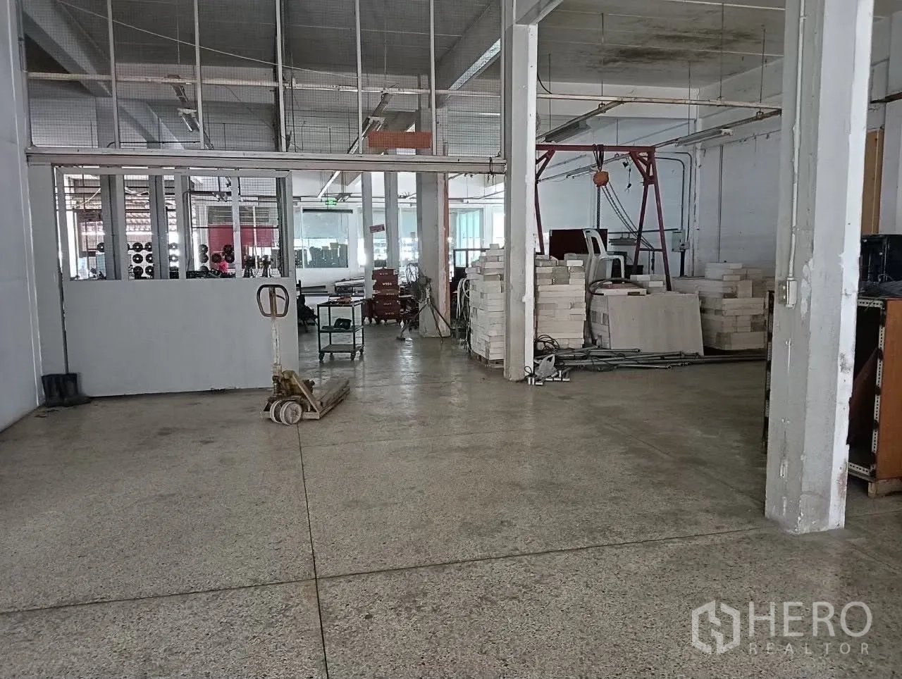 工厂 for sale in Lat Krabang, Bangkok - 生产区带部分玻璃隔断，托盘上堆放材料。