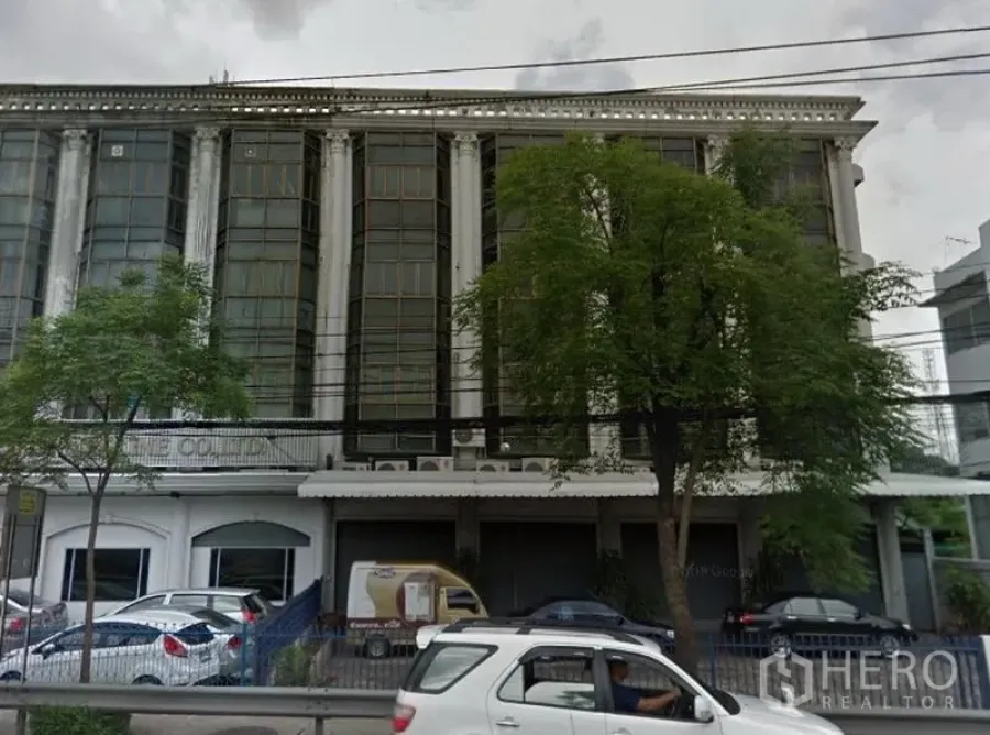 办公空间 出租在Huai Khwang, Bangkok - 多层办公楼外立面及前方停车区