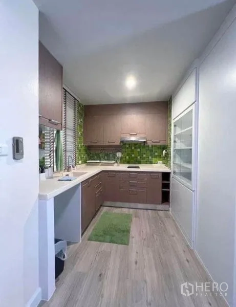 ทาวน์เฮาส์ ให้เช่าในPhra Khanong, Bangkok - ครัวปิดขนาดกะทัดรัด ตู้สีน้ำตาล แผ่นกระเบื้องโมเสกสีเขียว เคาน์เตอร์สีขาวและหน้าต่าง