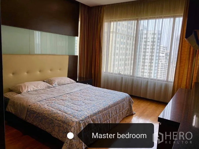 คอนโด ให้เช่า - ห้องนอนใหญ่ หัวเตียงบุผ้า พื้นไม้ และหน้าต่างเต็มผนังวิวเมือง