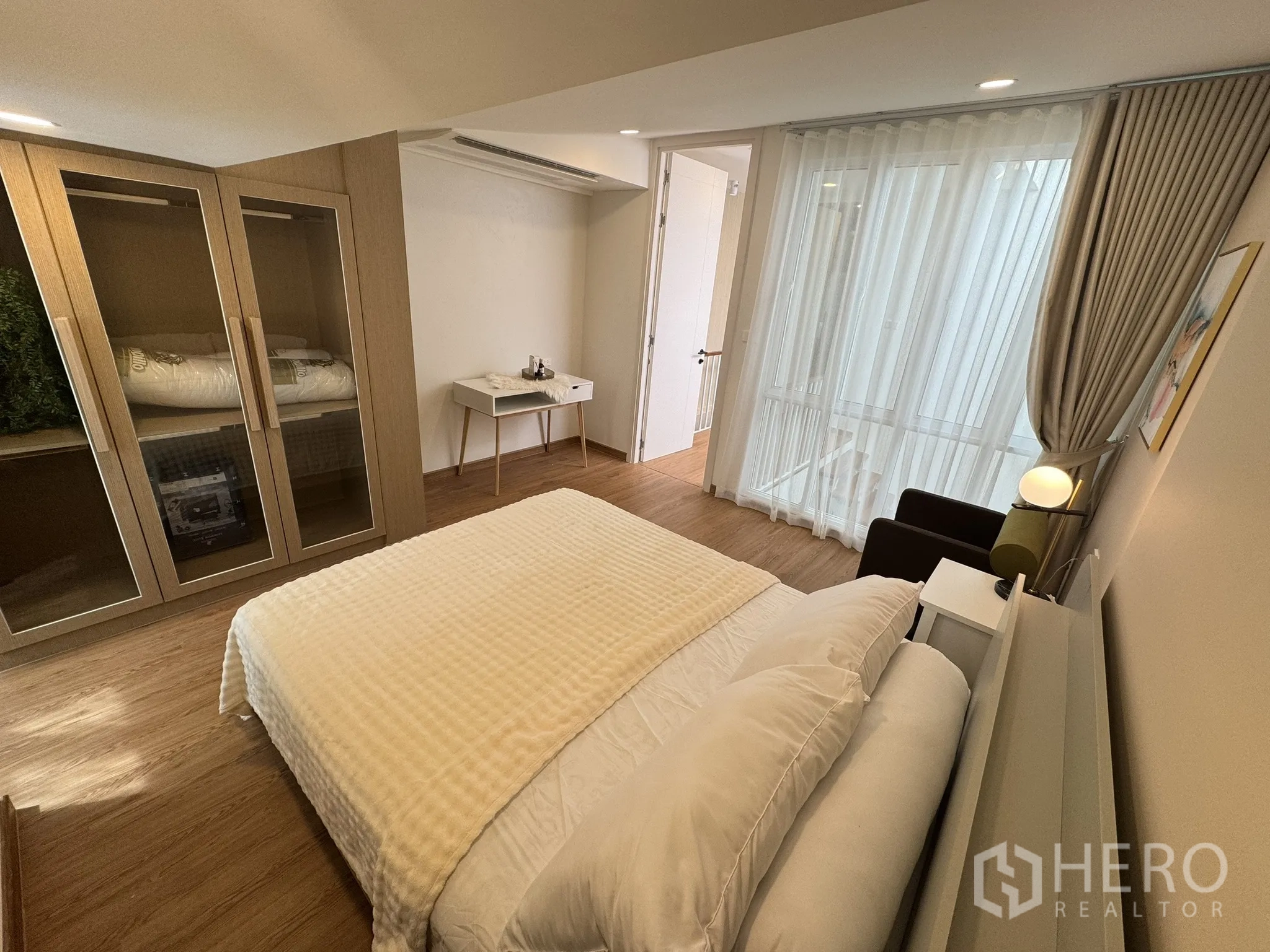 联排别墅 出售 - 温馨卧室，玻璃门衣柜、书桌与纱帘。