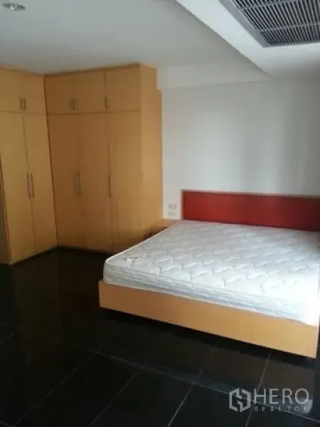 公寓 出租在Bang Rak, Bangkok - 宽敞卧室，平台床与转角内置衣柜，搭配中央风管空调。