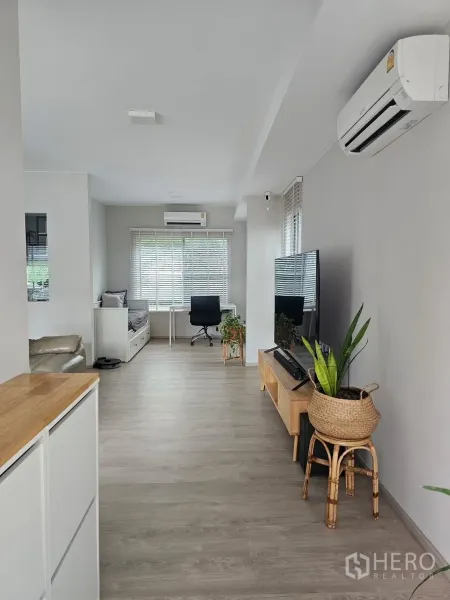 บ้าน ให้เช่าในPrawet, Bangkok - ห้องนั่งเล่นสว่าง มีชั้นวางทีวี โต๊ะทำงาน และพื้นลายไม้