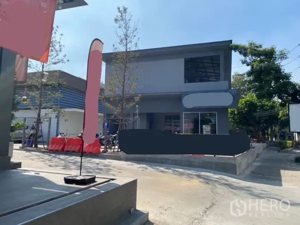 零售空间 出租在Khlong Toei, Bangkok - 空堤区现代两层零售建筑，门面宽阔，前方有遮阴前庭