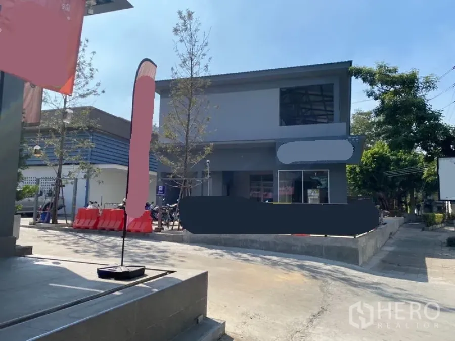 零售空间 出租在Khlong Toei, Bangkok - 空堤区现代两层零售建筑，门面宽阔，前方有遮阴前庭