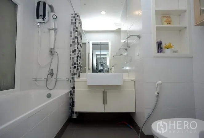 公寓 出租在Sathon, Bangkok - 浴室设浴缸与花洒、白色洗手台和大镜子。